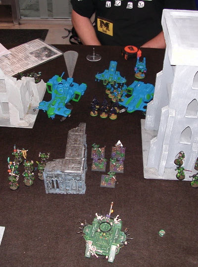 Tau and Nurgle face off in a darkened city street